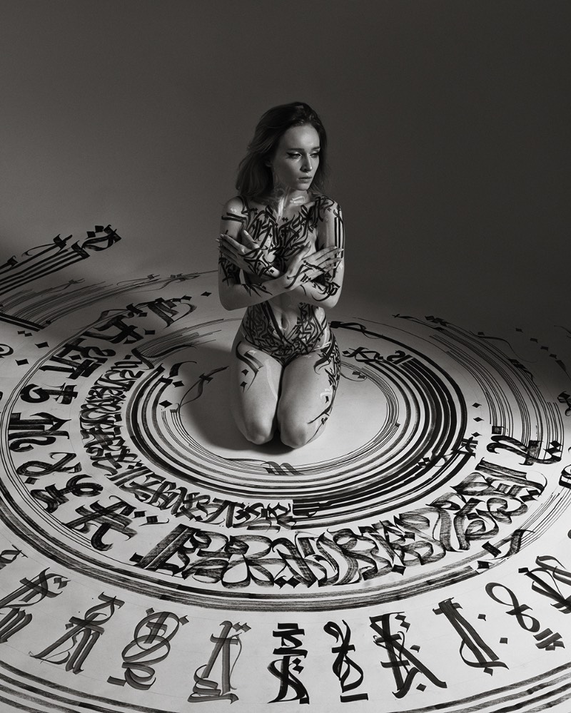 Pokras Lampas acredita que a arte da caligrafia revela a beleza do corpo feminino. Em Calligraphy on Girls, o principal objetivo é evitar perspectivas e quadros vulgares, porque o objetivo do projeto é inspirar, mostrar a fusão da arte e do corpo, a harmonia do preto e branco, o rímel preto e a pele delicada.