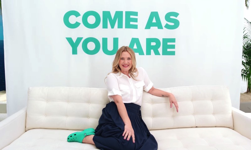 Todo mundo conhece a carreira da atriz Drew Barrymore mas não é muita gente que conhece as habilidades de dança e canto dela. E, parece que é por isso mesmo que ela resolveu aceitar a ideia de dançar e cantar em um musical da Crocs. Sim, você leu isso certo. A Drew Barrymore está cantando e dançando em um musical da Crocs e você pode ver tudo logo abaixo.