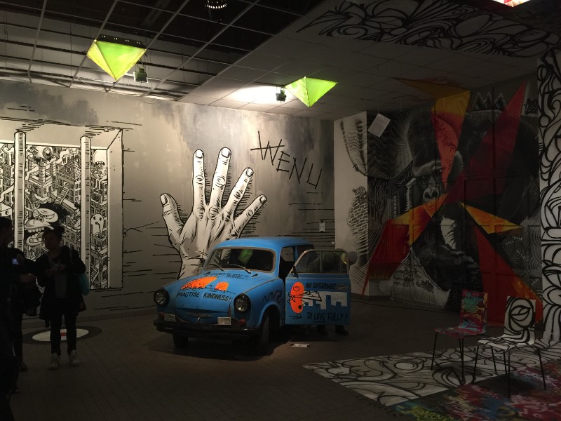 Durante uma semana, o cenário de arte de rua e graffiti de Berlim vai estar concentrado em uma antiga oficina no bairro de Wilmersdorf. Em Wandelism, mais de noventa artista da cidade e de outros países que se juntaram para mostrar e celebrar aquilo que eles acreditam que a cidade é conhecida: seu lado selvagem e suas cores. Nessa antiga oficina, você vai poder ver estilos diferentes de arte urbana: passando de instalações de arte até bombing, do graffiti até a performance.