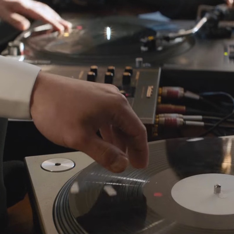 Para celebrar o Record Day japonês, um coletivo de cerca de 30 DJs do mundo foram posicionados em um estúdio para gravar como a primeira orquestra de vitrolas. Sim, você leu isso certo e no vídeo abaixo você pode ver e escutar como que uma orquestra de toca discos pode funcionar no mundo real.
