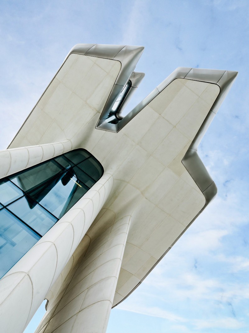Quando me deparei com as fotografias da única residência projetada por Zaha Hadid na floresta de Barvikha, nos arredores de Moscou, sabia que ia ser obrigado a publicar essas imagens por aqui. O visual dessa residência é bem fora do comum e tem uma estética que lembra mais um filme do James Bond do que uma construção tradicional.