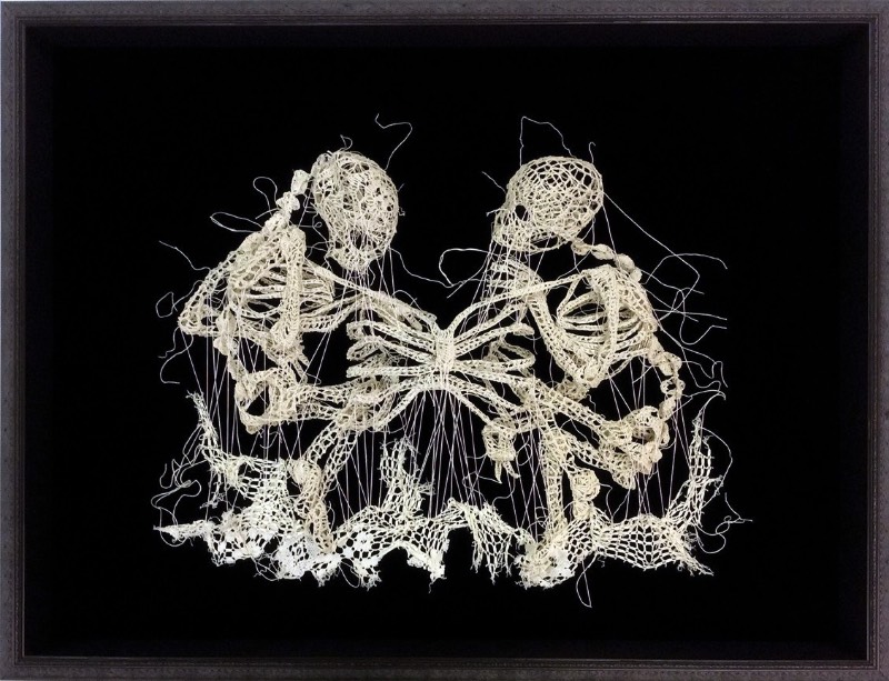Nunca imaginei que estaria fazendo um artigo aqui que incluiria crochê mas estamos aqui mudando o mundo com a arte de Caitlin McCormack. Essa artista americana, baseada em Philadelphia, parece simular espécies científicas que ela cria usando de linhas, materiais têxteis e muita cola.