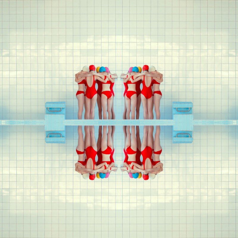 Swimming Pool é a maior série de fotografias de Maria Svarbova. Tudo começou em 2014 e, até hoje, anda crescendo. E, pelo que eu entendi, tudo começou de forma quase acidental, como a busca de uma locação interessante para uma outra série de fotos. 