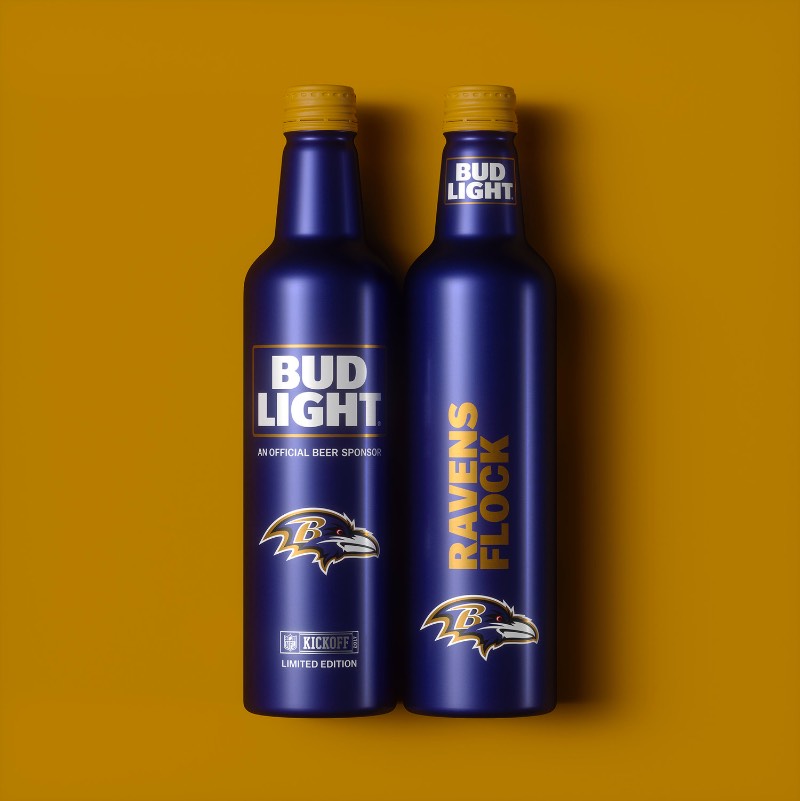 Se você é fã de NFL e de futebol americano, esse projeto de garrafas de cerveja pode ter sido feito para você. Essas garrafas especiais da Bud Light são criação de Jones Knowles Ritchie para a temporada de 2017 da NFL e acabam servindo para fãs mostrarem seu amor por um time ao mesmo tempo que eles se divertem tomando uma cerveja. Se é que a Bud Light pode ser considerada uma cerveja.