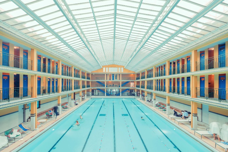 Piscine Molitor abriu ao mundo em 1929 e, durante sessenta anos foi um dos locais mais populares de Paris. Tudo isso por culpa de suas duas piscinas e da atmosfera que o lugar tinha. Isso durou até 1989 quando o local foi fechado e categorizado como um edifício histórico. Foi ai que ele acabou se tornando um centro alternativo da capital francesa sendo que nada fica abandonado em Paris por muito tempo.