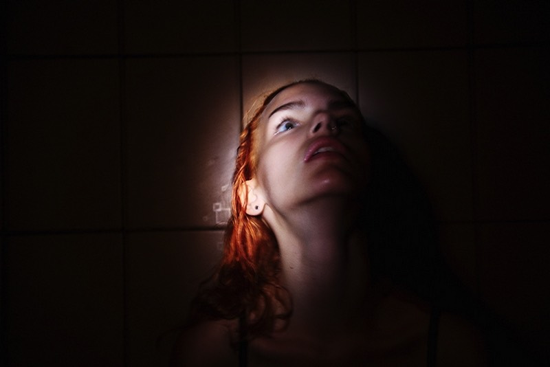 O portfólio de fotografia de Masha Demionova tem um grande foco nas mulheres. Com seus retratos capturando muito da força, sensibilidade e quase um senso de liberdade. Afinal, para ela, é impossível capturar essas mulheres de qualquer outra maneira.