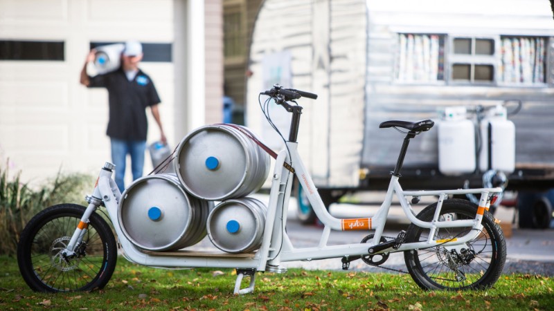 Supermarché é a cargo bike da Yuba que parece ser a bicicleta dos sonhos de todo mundo que precisa carregar peso, compras e até crianças! Essa bicicleta é feita de um alumínio super leve que faz com que ela seja mais do que resistente. Além disso, ela vem com cabos de freio redundantes para deixar seu passeio ainda mais seguro.