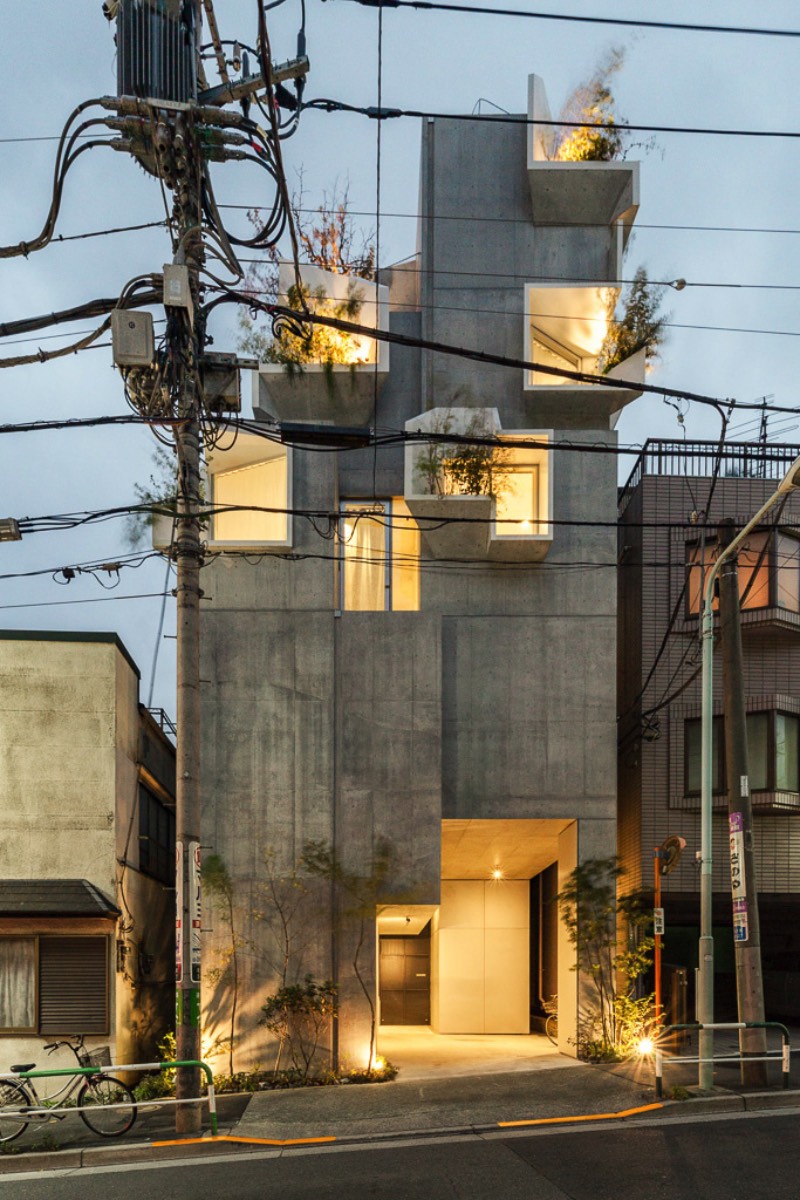 O arquiteto japonês Akihisa Hirata completou um projeto de uma residência de vários andares no distrito de Otsuka em Tóquio. Esse projeto é mais um dos seus trabalhos que misturam arquitetura com inúmeras referências a natureza. Tree-Ness House foi o nome que esse projeto acabou recebendo e você pode entender o motivo desse nome nas imagens que selecionei abaixo.