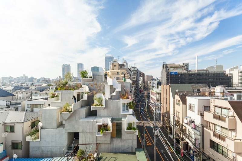 O arquiteto japonês Akihisa Hirata completou um projeto de uma residência de vários andares no distrito de Otsuka em Tóquio. Esse projeto é mais um dos seus trabalhos que misturam arquitetura com inúmeras referências a natureza. Tree-Ness House foi o nome que esse projeto acabou recebendo e você pode entender o motivo desse nome nas imagens que selecionei abaixo.