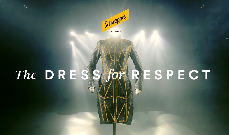 Três mulheres foram convidadas pela Schweppes Brasil para vestir um vestido em uma balada paulistana. Mas esse vestido não é nada normal. Ele registra todas as vezes que essas mulheres são tocadas sem consentimento e, cada uma dessas interações é enviada para um computador que registra tudo e transforma esse abuso cotidiano em informação.