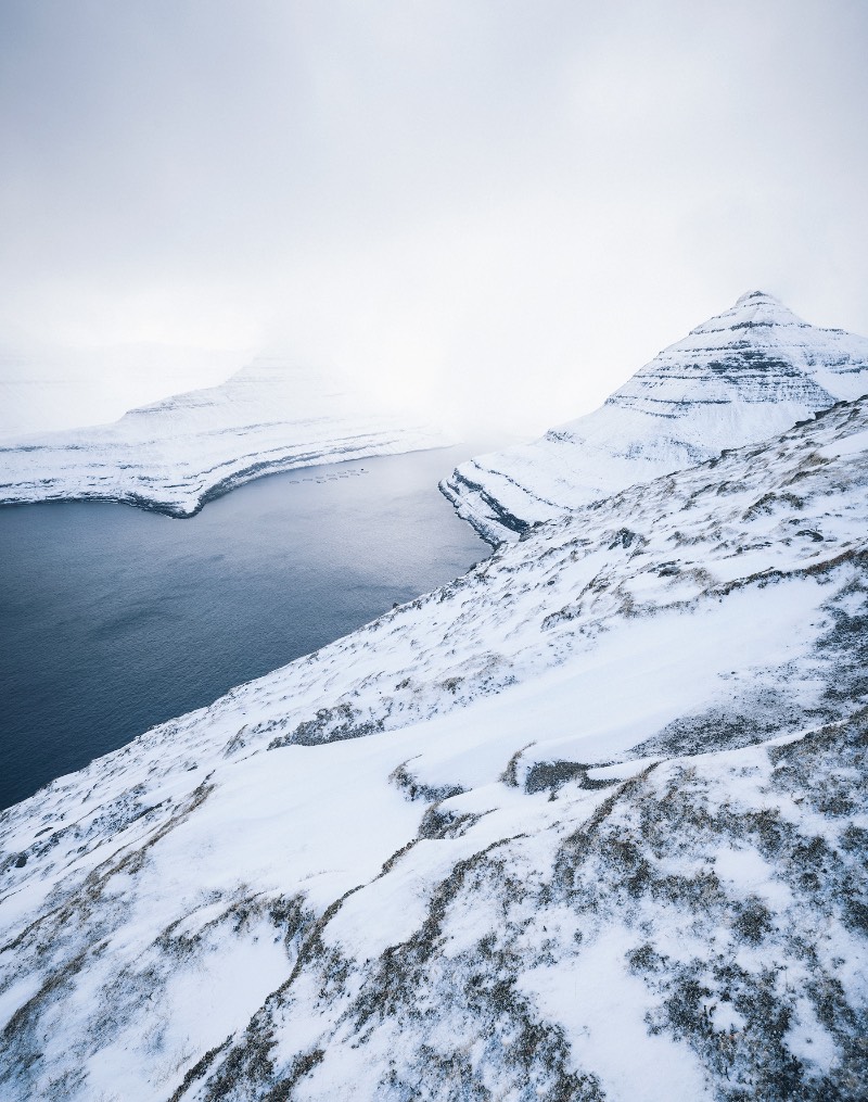 As Ilhas Faroe não são desconhecidas para aqueles que gostam de fotografia de paisagens. Num passado um pouco próximo, as imagens que você vai ver logo abaixo seria inéditas para muita gente mas até o fotógrafo Felix Inden afirma que as ilhas mudaram desde sua primeira visita há alguns anos. Eu mesmo visitei o local há cerca de dois anos e me apaixonei com tudo que vi por lá, por isso mesmo eu tive que publicar essas fotografias por aqui.