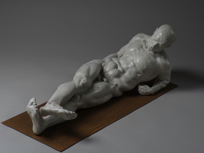 Brett Harvey cria esculturas figurativas que apresentam uma estética dinâmica que apresentam um conhecimento fora do comum da anatomia humana. Essas esculturas se torcem em forma inesperadas e acabam por celebrar um paradoxo da força humana e a fragilidade da humanidade. Pessoalmente, gostei muito de ver como ele captura de forma especial as mãos e os pés a ponto de dar um certo ar de individualidade aos mesmos.