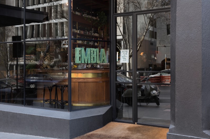Embla é o nome de um bar de vinhos e restaurante em Melbourne, na Austrália. Seu proprietário, Christian McCabe, resolveu chamar o pessoal da A Friend of Mine para criar a identidade visual e o branding desse seu novo empreendimento. E o trabalho começou com a tipografia.