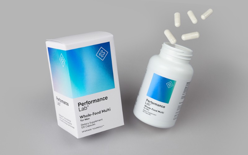 As embalagens da Performance Lab vem com um visual premium, uma estética limpa e uma tipografia otimizada para informar sem firulas desnecessárias. Isso tudo para mostrar que essa linha de suplementos de alta performance é superior a todos seus concorrentes. E, acredito que, pelo menos para mim, essas embalagens iriam me convencer disso quando eu chegasse no seu ponto de venda. Tudo isso em apenas uma olhada.