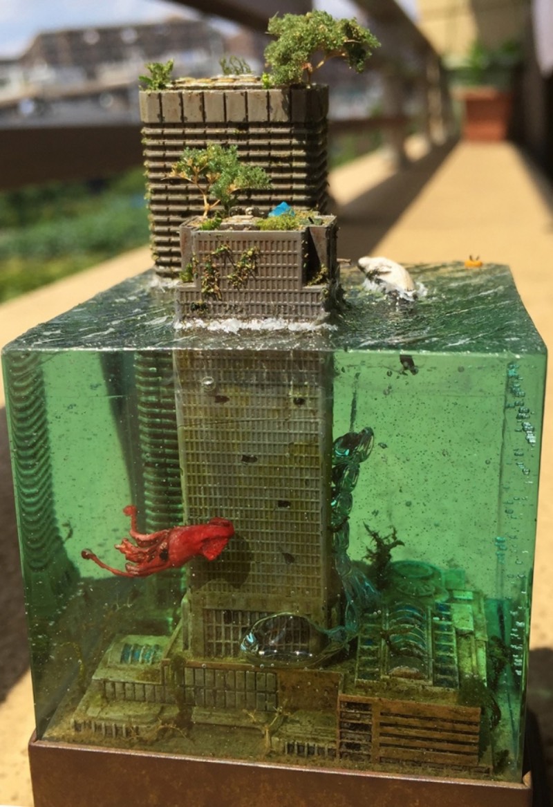 Masaki parece ser o nome do artist japonês que faz as miniaturas de paisagens urbanas submarinas pós apocalípticas. Os dioramas que ele cria lembram cenários que parecem terem sido removidos de filmes como Water World e A.I. - Inteligência Artificial. Pelo menos foram essas as referências que apareceram na minha mente enquanto selecionava imagens do portfólio desse artista.