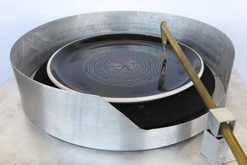 Plate Recorder é uma homenagem digital a uma era analógica que não existe mais. Um tributo que conecta som, imagem e matéria para criar algo físico de um jeito especial. Tudo isso feito utilizando de pratos de cerâmicas que servem como o local perfeito para onde sons serão pintados seguindo as formas de ondas sonoras.