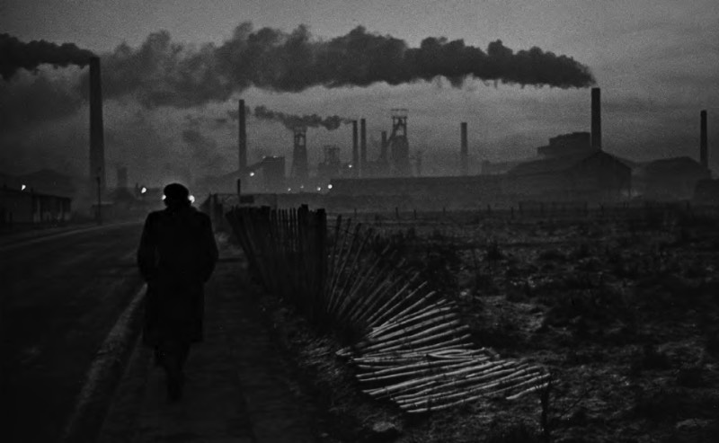 Conhecer o trabalho de Don McCullin é explorar o trabalho de um dos melhores fotógrafos vivos. Não são muitos que tiveram uma carreira tão longa e cheia de variedade quanto ele. E você pode ver algumas das fotografias que ele fez nos seus cinquenta anos de foto jornalismo. Fotografias que documentam a vida em Londres, os horrores da guerra pela África e pelo Oriente Médio e ele não parou por ai.