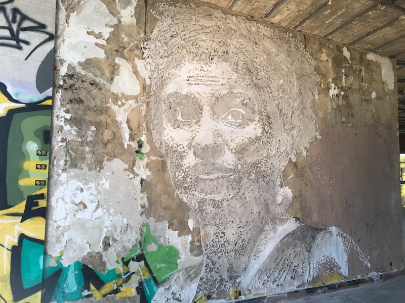 Em setembro de 2018, o artista português conhecido como Vhils, criou o poderoso mural lembrando a vida de Marielle Franco. O mural foi feito em Lisboa, durante o Festival Iminente e como parte da campanha Brave Walls da Anistia Internacional.