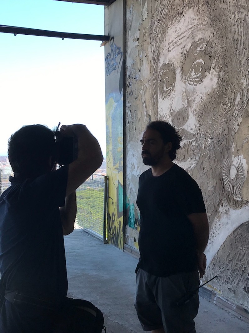 Em setembro de 2018, o artista português conhecido como Vhils, criou o poderoso mural lembrando a vida de Marielle Franco. O mural foi feito em Lisboa, durante o Festival Iminente e como parte da campanha Brave Walls da Anistia Internacional.