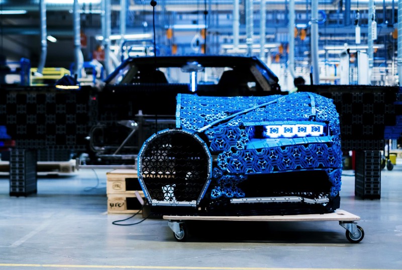 Eu nunca imaginei que iria escrever um artigo aqui sobre uma Lego Bugatti em tamanho real. Mas, o tamanho do veículo aqui é o menor dos problemas. O mais interessante disso tudo é que você pode dirigir esse carro e eu não estou mentindo como você pode ver no vídeo logo abaixo.