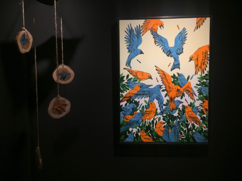 Mateus Bailon é um artista brasileiro de Santa Catarina. Seu trabalho artístico tenta explorar narrativas que buscam uma maior conexão entre o ser humano e a natureza. E o que mais me chamou a atenção no seu trabalho é como suas obras são repletas de criaturas fantástica, principalmente aves.