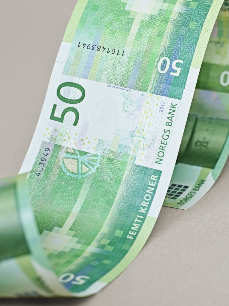 Em 2014, aconteceu uma competição organizada pelo Banco Central da Noruega onde o pessoal da Snohetta foi escolhido para desenvolver novas notas para o país. Agora, cerca de dois anos depois do lançamento das notas de 100 e 200, o novo dinheiro da Noruega chega ao público em notas de 50 e 500. 