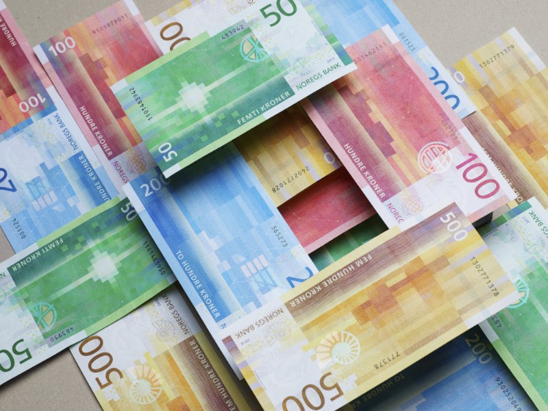 Em 2014, aconteceu uma competição organizada pelo Banco Central da Noruega onde o pessoal da Snohetta foi escolhido para desenvolver novas notas para o país. Agora, cerca de dois anos depois do lançamento das notas de 100 e 200, o novo dinheiro da Noruega chega ao público em notas de 50 e 500.