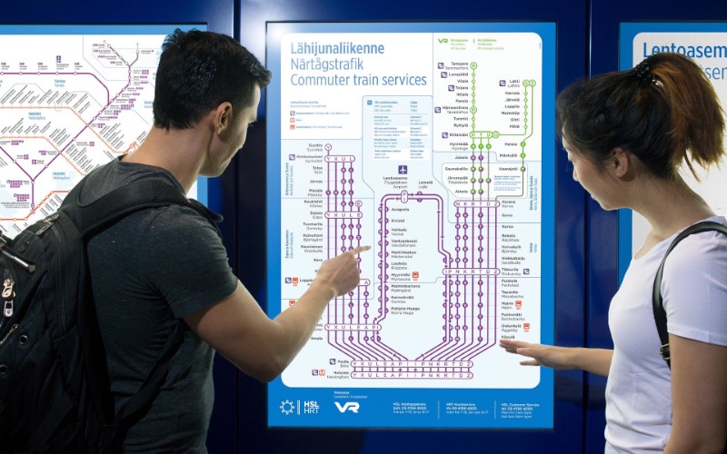 Para criar um visual que comunique confiança e proximidade, o pessoal da Kokoro & Moi produziu um material gráfico que mistura sinalização, branding e design gráfico de um jeito bem interessante. Tudo isso para transformar o design da HSL – Helsinki Regional Transport Authority em algo mais atual.