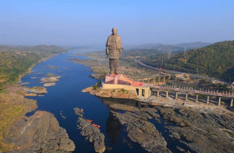 A maior estátua do mundo foi inaugurada recentemente na Índia pelo seu primeiro ministro, Narendra Modi. Conhecida como a Estátua da Unidade, essa construção passiva representa Sardar Vallabhbhai Patel, um político indiano que acabou se tornando o primeiro Primeiro Ministro indiano na Índia.