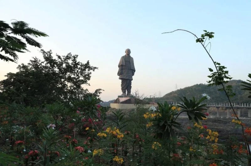 A maior estátua do mundo foi inaugurada recentemente na Índia pelo seu primeiro ministro, Narendra Modi. Conhecida como a Estátua da Unidade, essa construção passiva representa Sardar Vallabhbhai Patel, um político indiano que acabou se tornando o primeiro Primeiro Ministro indiano na Índia. 