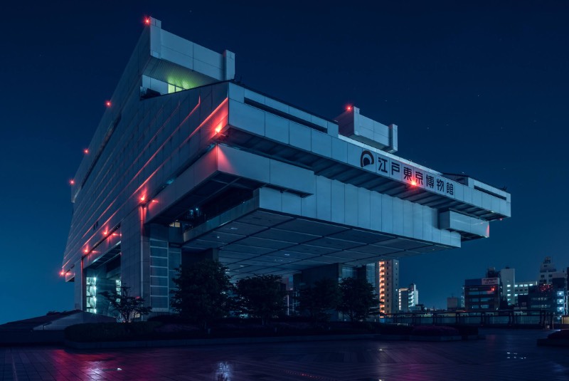 Nihon Noir é uma série de fotos que surgiu do fascínio de Tom Blachford por Tóquio. As fotografias que você pode ver logo abaixo foram produzidas com a intenção de traduzir os sentimentos do fotógrafo quando visitou o Japão pela primeira vez. Para ele, era como se ele estivesse visitando um futuro paralelo, um local onde tudo é meio estranho apesar de ser familiar.