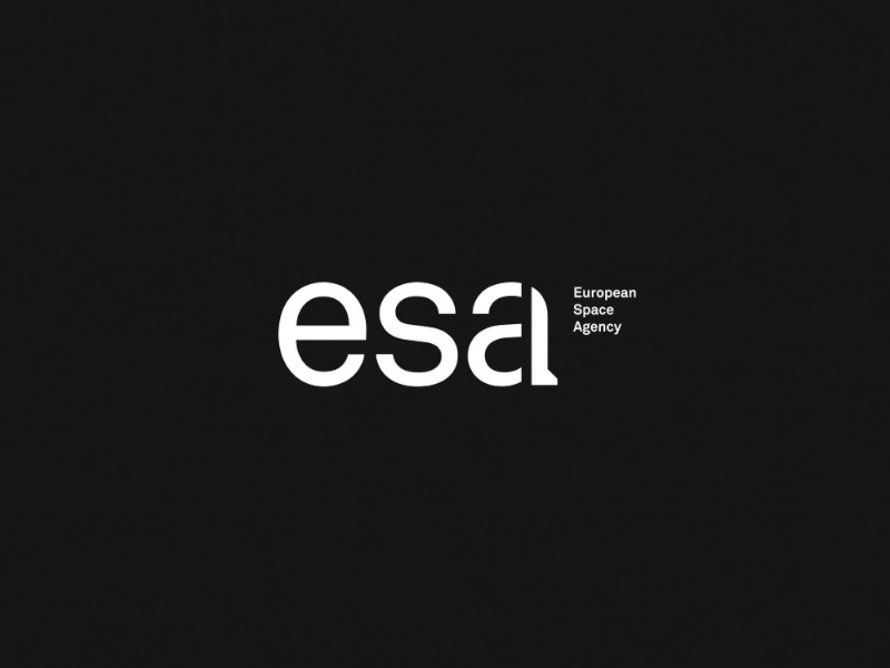 A Agência Espacial Europeia, também conhecida pela sigla ESA, tem a missão de moldar o desenvolvimento da exploração espacial. Mas parece que todo mundo sabe mais sobre a sua versão americana, a NASA. Apesar de que as conquistas de ambos são igualmente fortes.