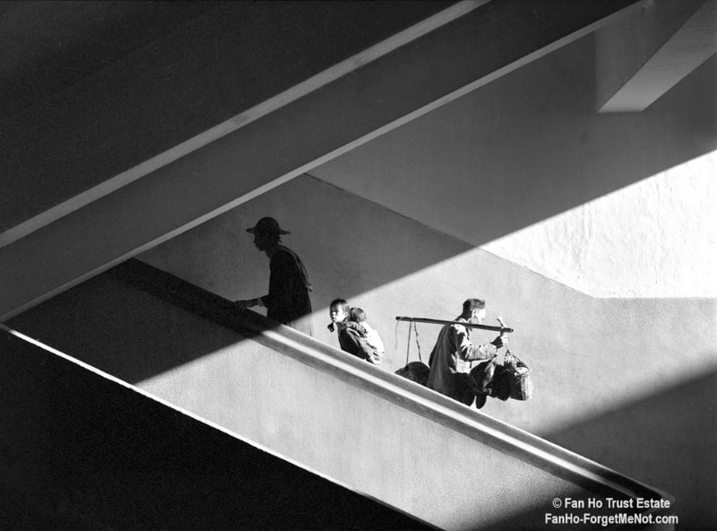 Quando Fan Ho era adolescente, ele pegava emprestado a câmera de seu pai e saia pelas ruas de Hong Kong documentando tudo que ele via. Foi assim que ele começou a produzir seu portfólio de fotografia de rua.
