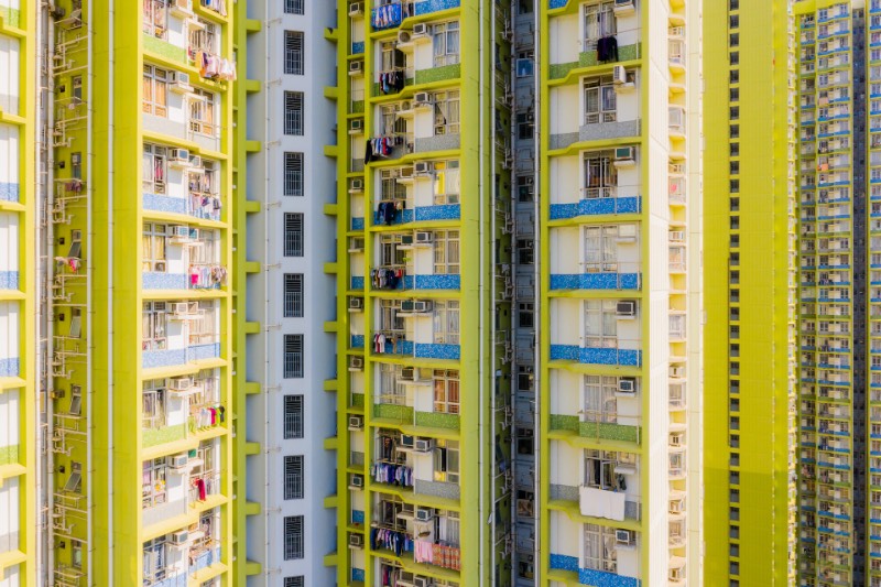 Hong Kong é uma das áreas mais densamente povoadas do mundo. Com uma densidade total de cerca de 6.300 pessoas por quilômetro quadrado e por isso mesmo, os blocos de apartamento de lá são insanos. Torres coloridas que parecem chegar aos céus. Foi isso que Toby Harriman resolveu fotografar durante sua breve estadia em Hong Kong. 