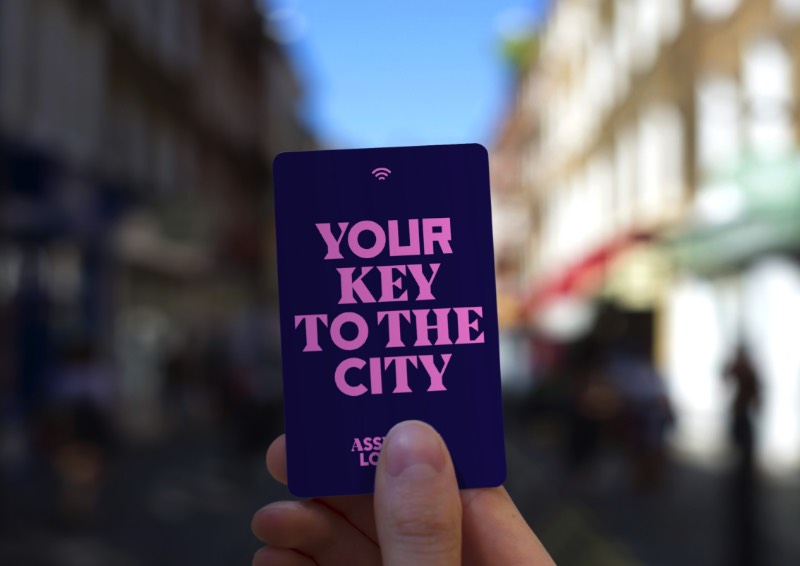Tecnicamente falando, todos os hotéis do mundo querem que seus hóspedes passem seu tempo dentro de seus quartos. Mas, o que acontece quando seu hotel está no centro de uma das cidades mais interessantes do mundo? Esse é o ponto de vista do Hotel Assembly em Londres e esse artigo é sobre como a identidade visual do hotel foi criada pelo pessoal da Ragged Edge pensando nesse problema.