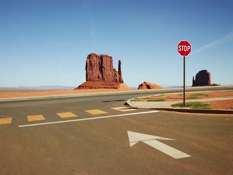 Entre 2017 e 2017, o fotógrafo Josef Hoflehner documentou o mundo que existe fora das grandes cidades americanas em Roadside America. Aquela zona periférica, antes da cidade acabar, é aqui que o fotógrafo encontra carros abandonados, caminhos cobertos de neve e placas que apontam para lugar algum.