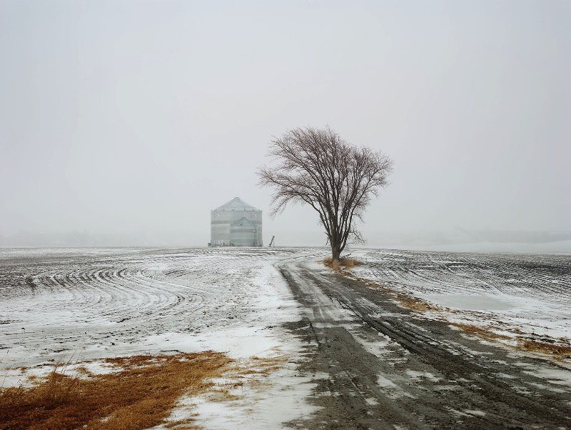 Entre 2017 e 2017, o fotógrafo Josef Hoflehner documentou o mundo que existe fora das grandes cidades americanas em Roadside America. Aquela zona periférica, antes da cidade acabar, é aqui que o fotógrafo encontra carros abandonados, caminhos cobertos de neve e placas que apontam para lugar algum.