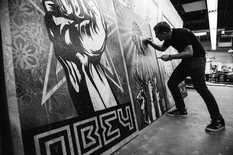 Facing the Giant é o nome do documentário que apresenta a carreira artística de Shepard Fairey. No vídeo, você pode ver os inícios punks do artista com seus 19 anos de idade até o momento atual, nos seus quase 50 anos de vida. Durante o documentário, você é apresentado aos muitos lados dele: ativista, punk, pai, marido e tudo que isso representa de forma literal e metafórica.