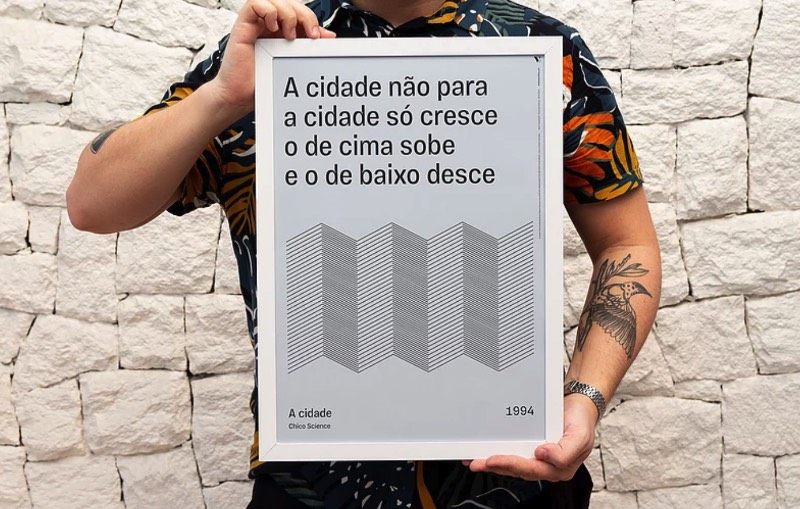 Tipoversos é uma série de cartazes que apresentam trechos de músicas brasileiras, acompanhadas de ilustrações abstratas em linhas. Produzidos entre 2018 e 2019, o material que você pode ver aqui faz parte das 15 canções escolhidas pelo pessoal do Vertentes Coletivo baseado no gosto musical deles. Porém, a escolha não ficou restrita nisso e acabou servindo para dialogar com a realidade atual do Brasil.