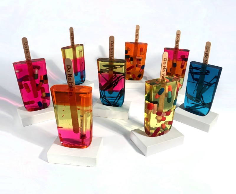 Do No Harm é um dos mais recentes projetos de Miss Bugs onde a artista trabalha com o que ela descreve como sendo nosso vício por tecnologia digital. Seu trabalho artístico aqui tenta criar uma discussão sobre a exposição excessiva as notícias e aos feeds digitais que parecem anestesiar o nosso senso de realidade.
