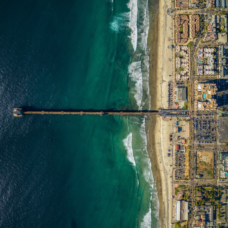 Mitchell Rouse resolveu documentar a variedade e personalidade desses piers no sul da Califórnia através de fotografias feiras por drone. Desse ângulo, podemos ficar focados em como essas construções tem formas diferentes e como que eles acabam sendo conexões diretas com o oceanos. 