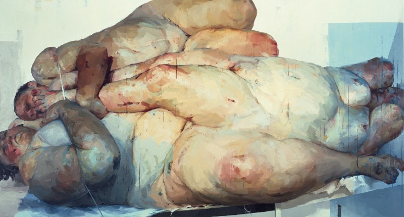 Quando Jenny Saville pinta, ela usa de tinta a óleo e acaba aplicando essa tinta em pesadas camadas que acabam se tornando bem viscerais e ponto de me lembrar muito a própria carne. Cada pincelada, cada marca pintada parece ser flexível, como se tivesse vida própria. E a medida que a artista vai colocando mais tinta e trabalhando com todos os pigmentos de suas telas, a distinção entre os corpos pintados e os corpos humanos vai entrando em colapso.