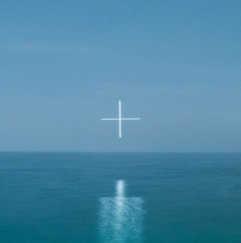 Ao mesmo tempo que as fotografias de Reuben Wu lembram a estética da ficção científica e a linguagem simbólica das imagens criadas por povos antigos, o trabalho desse fotógrafo vem com um aspecto limpo, mas misterioso. As imagens que ele cria pairam em algum lugar entre o mítico e o surreal, entre o sonho e a memória, com uma sensação de temporalidade entre um passado antigo e um futuro que só existe na nossa imaginação.