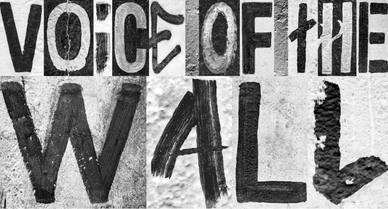 Para comemorar os 30 anos da queda do muro de Berlim, os designers da agência alemã Heimat Berlin resolveram usar do graffiti e das pixações do muro para criar algo novo. Dessa forma, eles usaram pedaços de textos para criar uma fonte nova e com um visual bem peculiar que pode ser usado nas suas redes sociais.