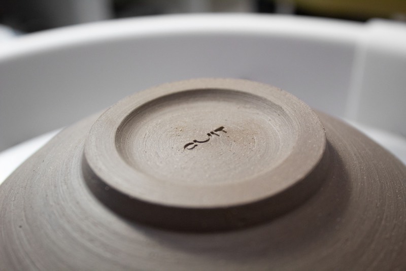 Cuit Espai Ceramic é uma escola de cerâmica em Valencia, na Espanha. Mas não estamos aqui para falar sobre cerâmica e sim sobre a identidade visual criada pelo designer Migue Martí para esse diferente espaço dedicado ao design e a cerâmica.