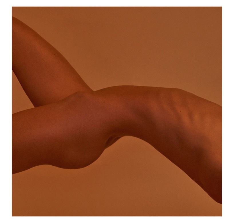 Basado em Berlim, o fotógrafo húngaro Jácint Halász explora o corpo humano de uma forma estilizada e provocativa. Investigando o erotismo da forma humana e a sexualidade de uma forma divertida, através de imagens que são montadas com confiança e uma sensibilidade estética.
