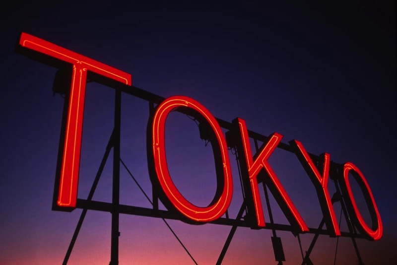 Greg Girard é um fotógrafo conhecido pelas suas explorações de cidade asiáticas como Xangai e Hong Kong. Porém, eu não vou escrever sobre essas cidades e sim sobre como ele documentou a capital do Japão no início da sua carreira.