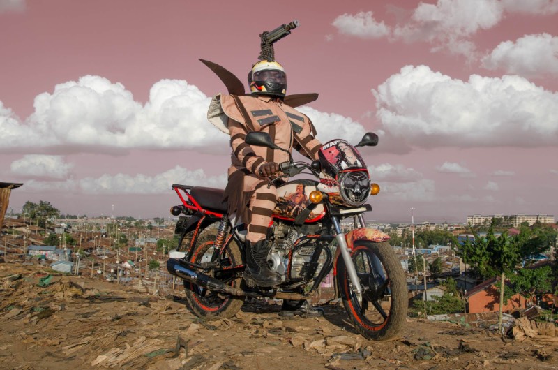 Boda Boda Madness é o nome do projeto criado pelo fotógrafo holandês Jan Hoek e o designer de moda ugandense-queniano Bobbin Case, onde eles capturam um pouco da louca estética dos mototáxis de Nairobi. Os Boda Boda, como os mototáxis são chamados no Quênia, são famosos pela estética diferenciada de suas motos.