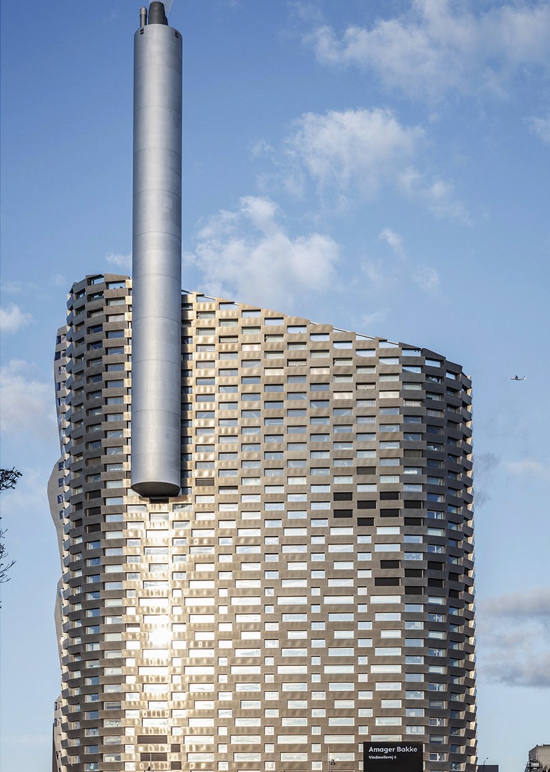 Copenhagen, a capital da Dinamarca, prometeu a seus cidadãos que seria a primeira cidade a neutralizar o carbono. Tudo isso precisa ser feito até 2025 e um dos projetos chave da cidade para colocar isso em prático é conhecido como CopenHill, criação dos designers do Bjarke Ingels Group.