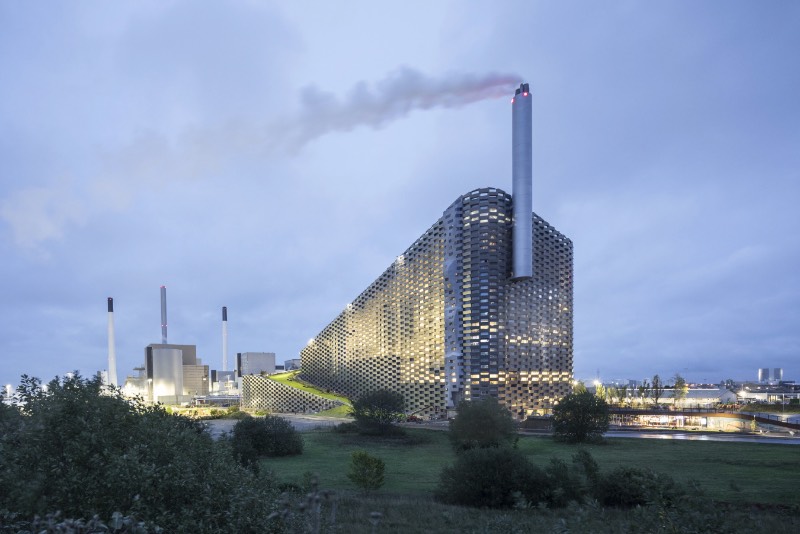Copenhagen, a capital da Dinamarca, prometeu a seus cidadãos que seria a primeira cidade a neutralizar o carbono. Tudo isso precisa ser feito até 2025 e um dos projetos chave da cidade para colocar isso em prático é conhecido como CopenHill, criação dos designers do Bjarke Ingels Group. 
